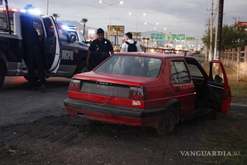 $!Padre e hijo ebrios, duermen en pleno bulevar de Saltillo