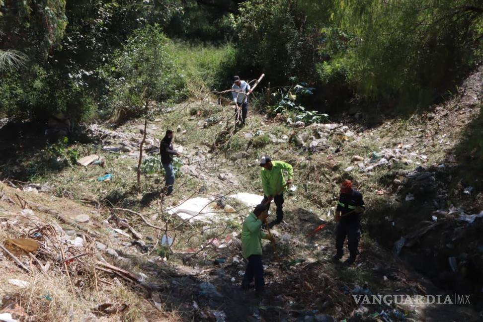 $!De manera simultánea, brigadas limpiaron el arroyo sobre el bulevar Eulalio Gutiérrez Treviño, en la colonia Los Silleres.