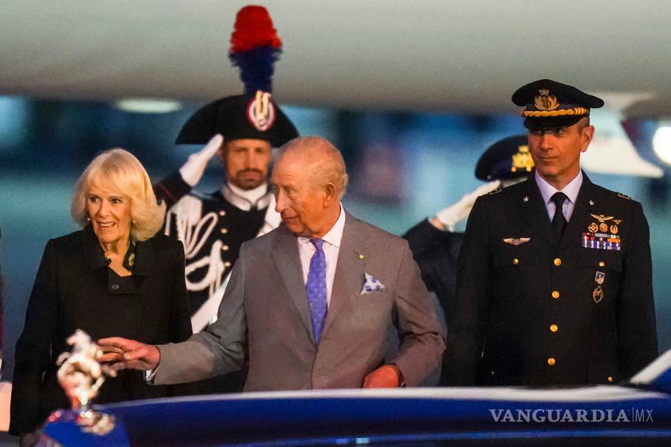 $!El rey Carlos III de Gran Bretaña y la reina Camila (izquierda) llegan al aeropuerto Ciampino, a las afueras de Roma un día antes de su visita de Estado al Vaticano.