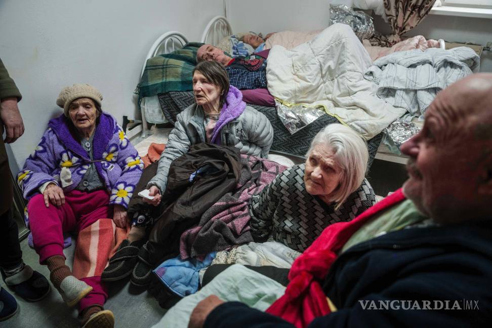 $!Mujeres mayores sentadas en el suelo del hospicio, dañado tras un ataque ruso en Kiev, Ucrania, el sábado 27 de diciembre de 2025.