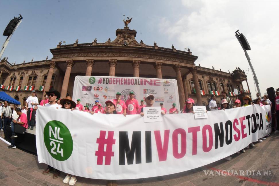 Así toman las calles y plazas miles de mexicanos para defender al INE (Fotos)