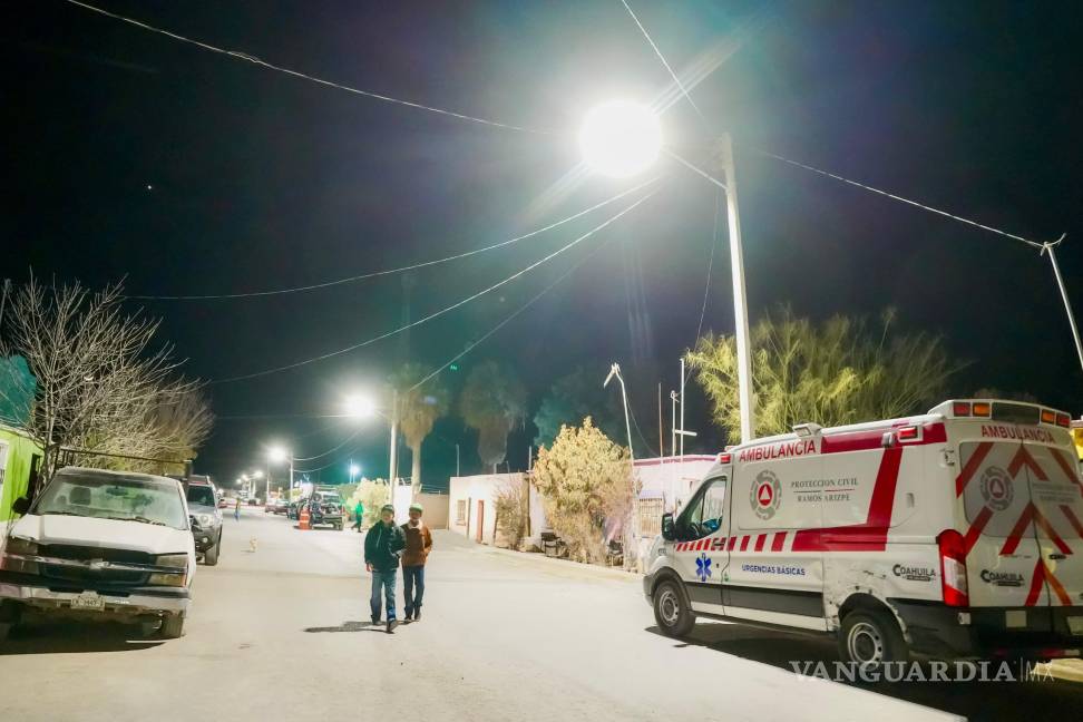 $!El alcalde Tomás Gutiérrez Merino encabezó el encendido de las nuevas luminarias LED en Paredón, marcando el inicio del programa “Iluminando Tu Ejido”.