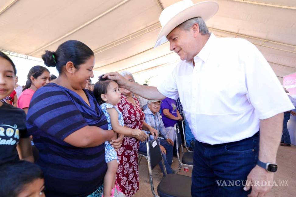 $!El alcalde Chema Fraustro convivió con habitantes de la zona rural de Saltillo.