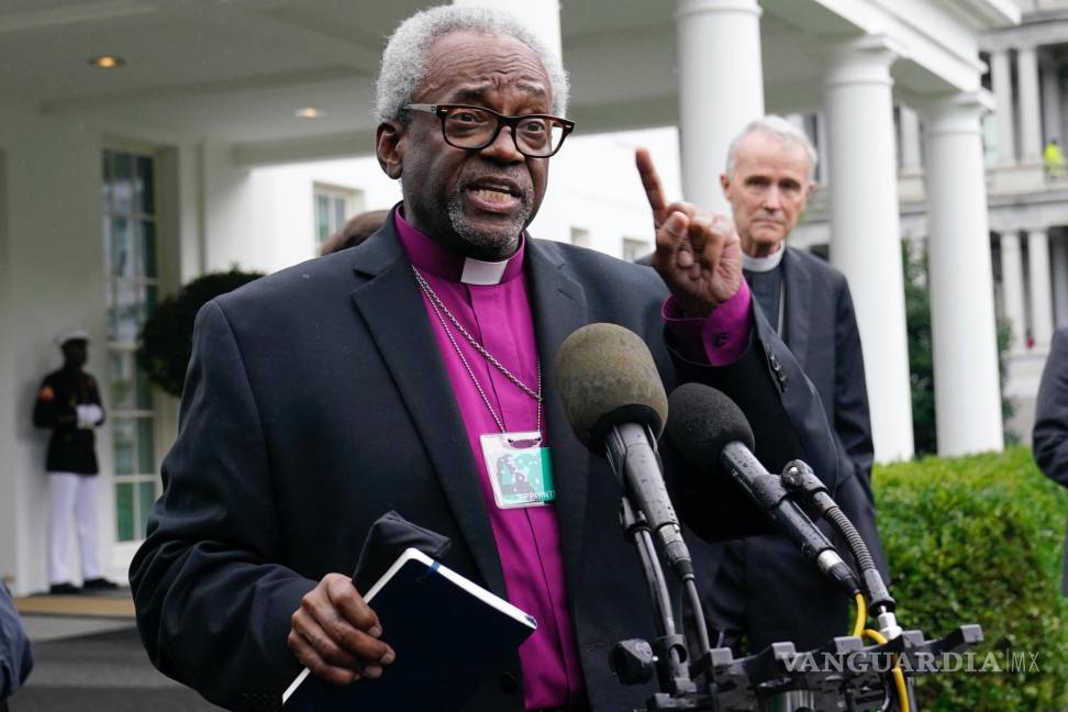 $!El obispo Michael Curry, obispo presidente y primado de la Iglesia Episcopal, habla frente al ala oeste de la Casa Blanca en Washington.