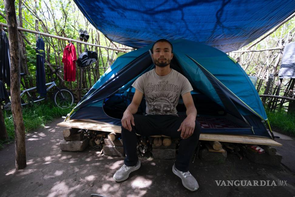$!Chen Wang, un migrante chino actualmente sin hogar en Nueva York, posa para una fotografía frente a su tienda.