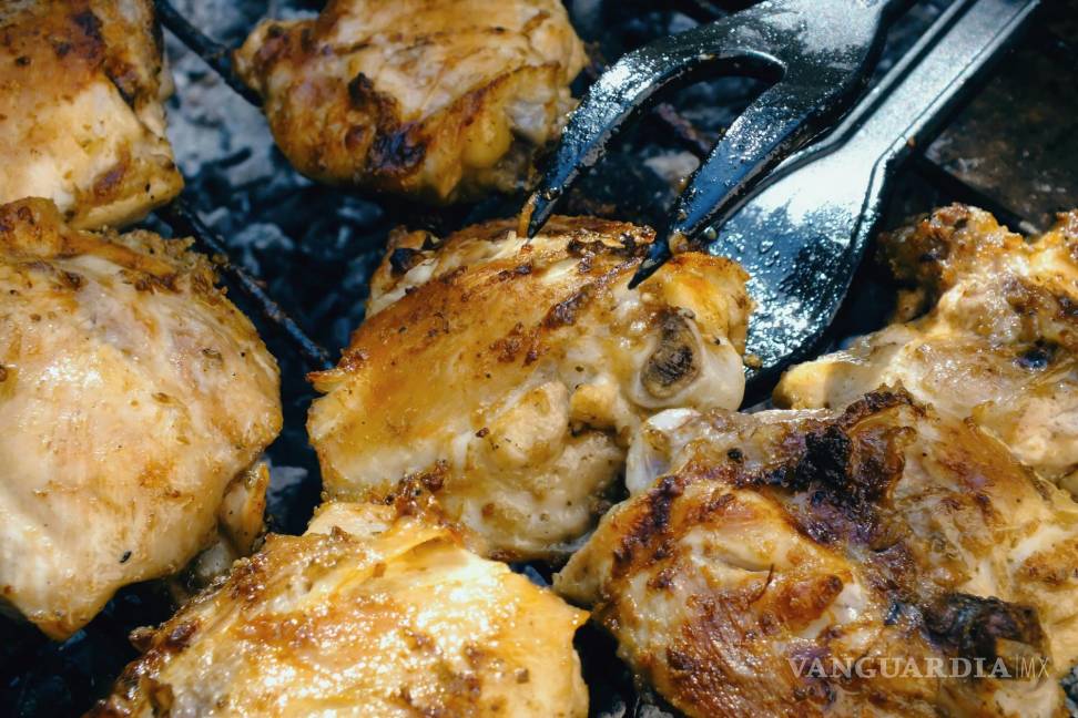 $!Coloque los muslos de pollo con la piel hacia arriba en una mitad de la bandeja para hornear preparada.