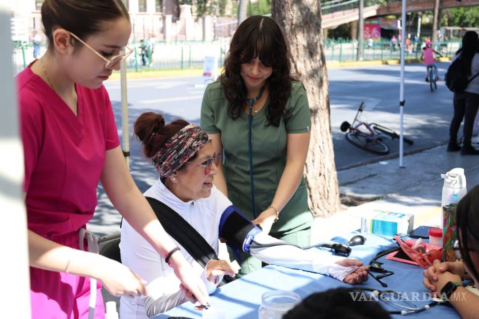 $!La Dirección de Salud Pública Municipal instaló un módulo con servicios gratuitos de detección de diabetes e hipertensión.