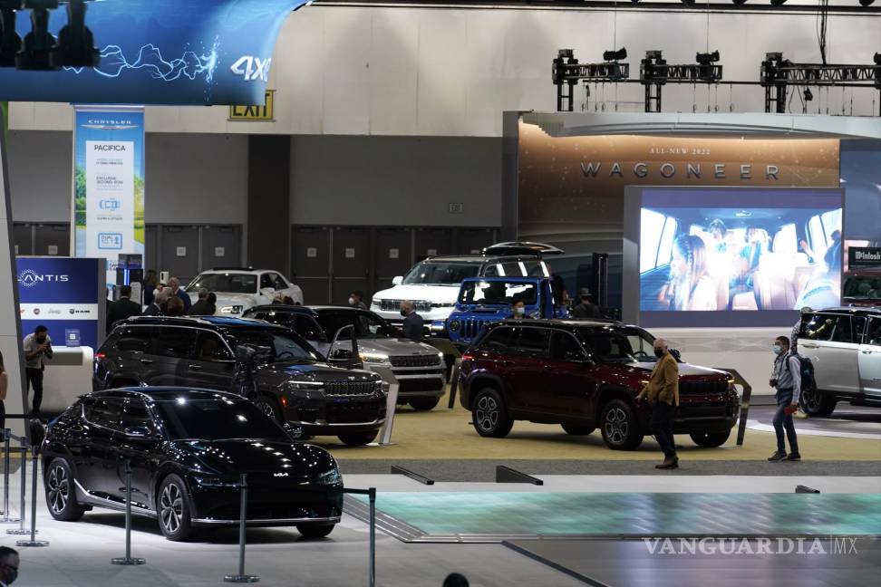 $!Los autos de varios fabricantes de automóviles se exhiben en el salón del automóvil AutoMobility LA en Los Ángeles, California. AP/Marcio Jose Sanchez