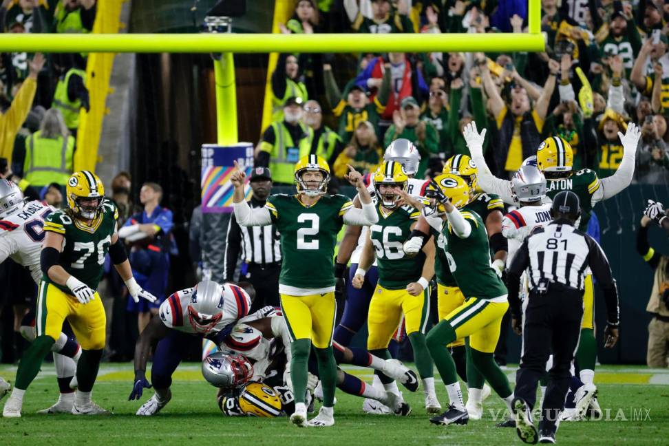 $!Mason Crosby (2), pateador de Packers de Green Bay, celebra después de conectar un gol de campo de 31 yardas durante el tiempo extra en contra de los Patriots.