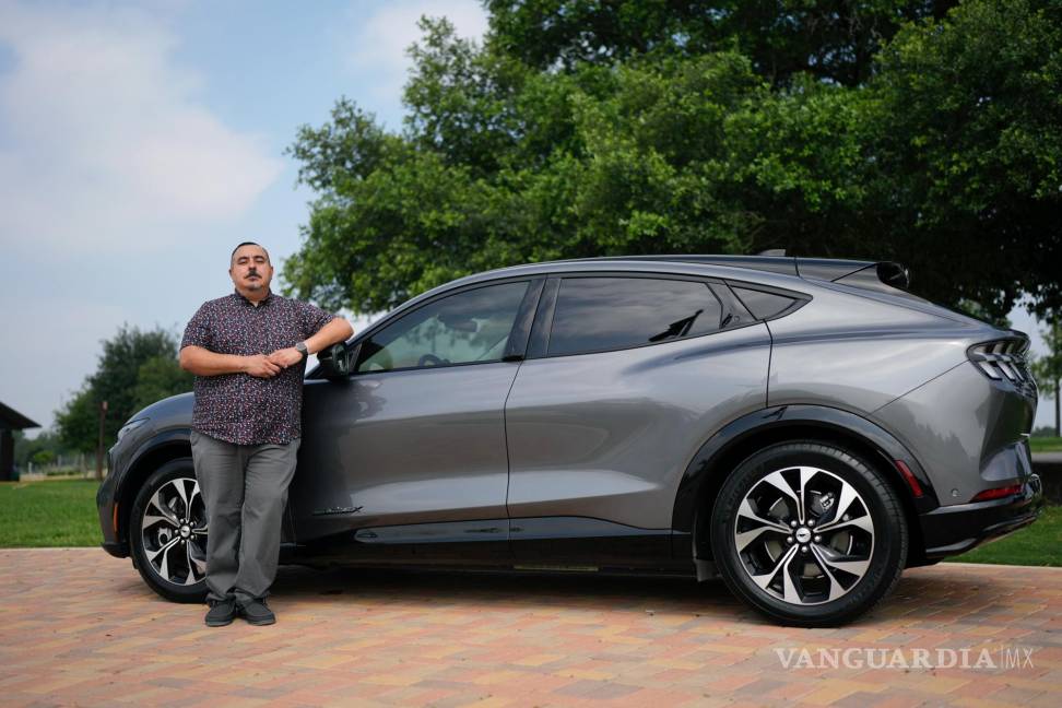 $!José Valdez propietario de tres vehículos eléctricoscon su Mustang Mach-E en San Antonio.