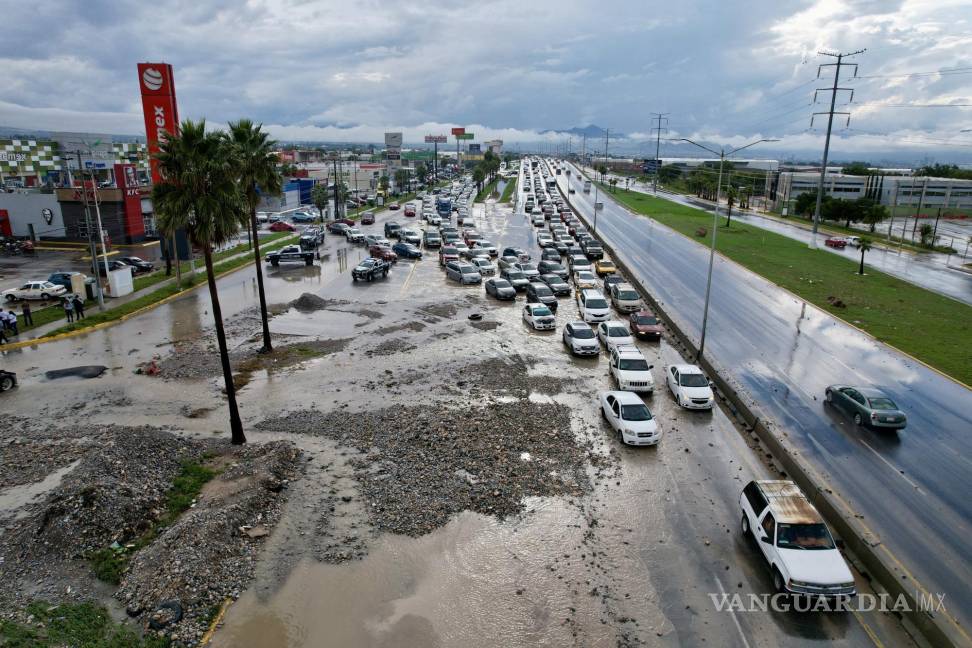 $!Vialidades se han visto afectadas por deslaves, debido a las corrientes de agua que bajan de la zona serrana.