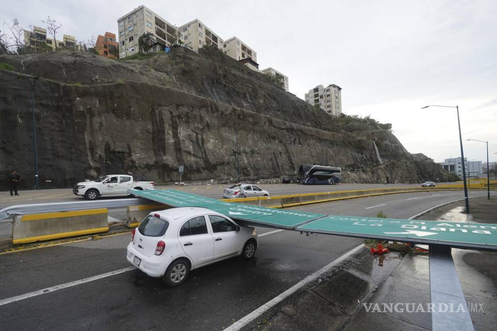 $!Una señal de tráfico se encuentra en un automóvil después de que el huracán Otis arrasara Acapulco, México.