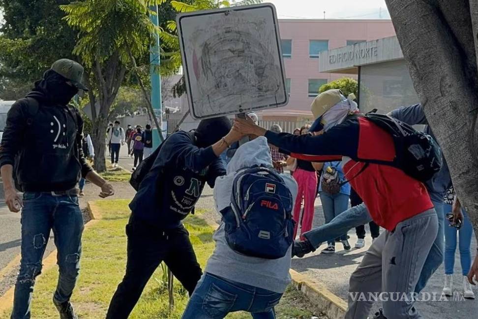 $!Estudiantes de las diferentes escuelas normales de educación en Michoacán, se manifestaron este martes en la ciudad de Morelia, donde perpetraron actos vandálicos y provocaron caos vial.