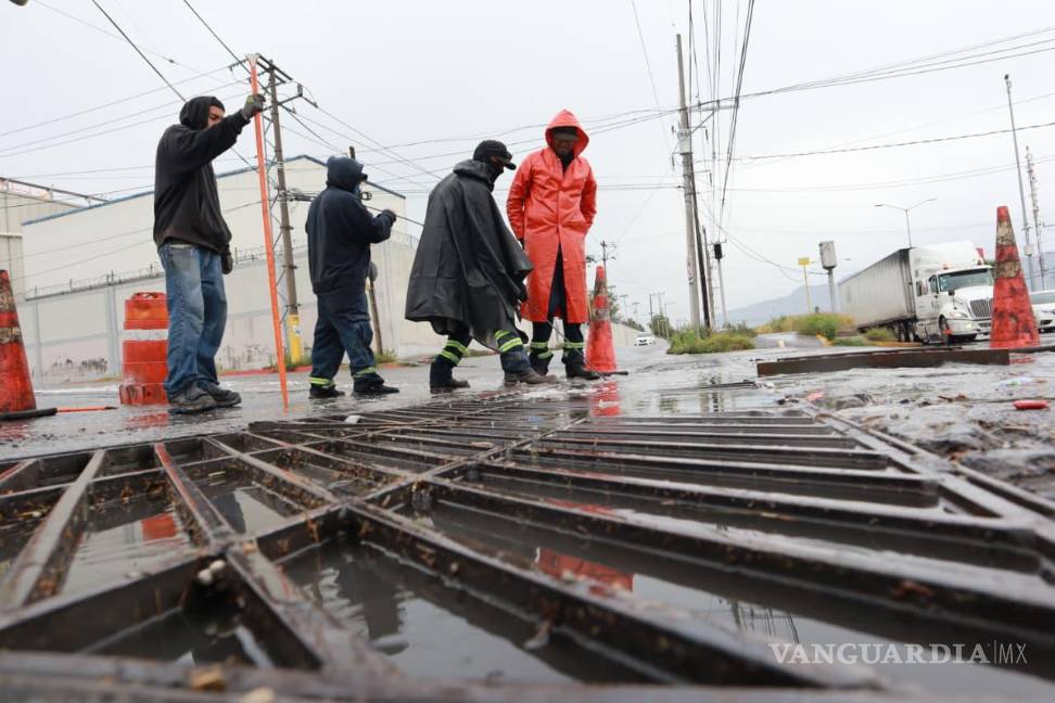 $!Brigadas municipales realizaron el desazolve de rejillas pluviales en el periférico LEA para prevenir afectaciones por lluvias.
