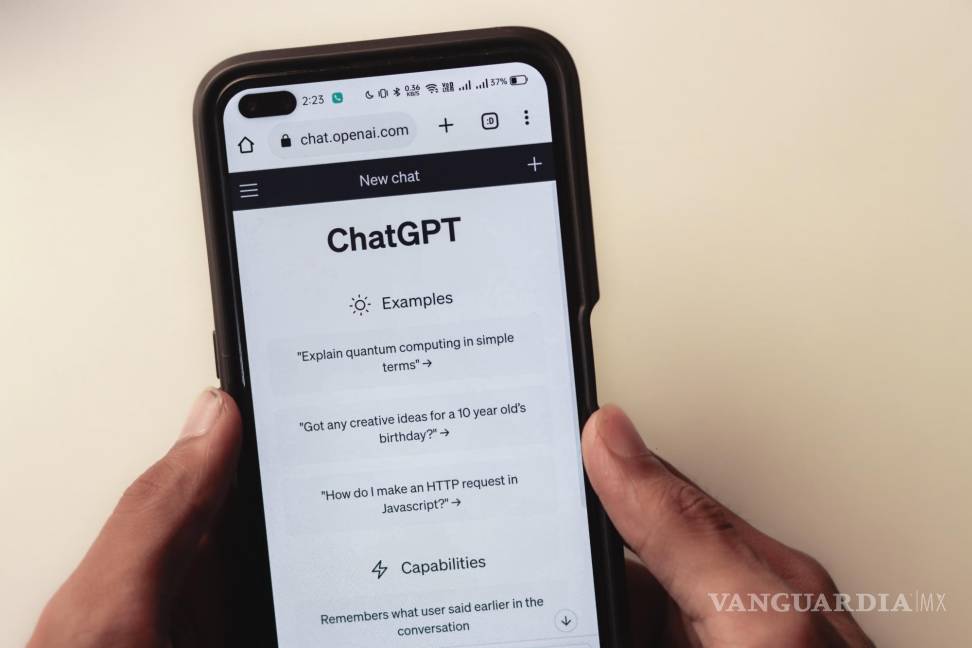 $!Menú de ChatGPT en pantalla de teléfono móvil.