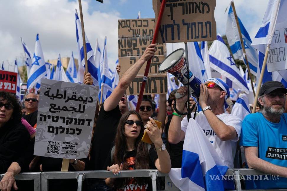 $!Manifestantes israelíes protestan contra la reforma judicial del primer ministro, Benjamin Netanyahu, ante el parlamento en Jerusalén.