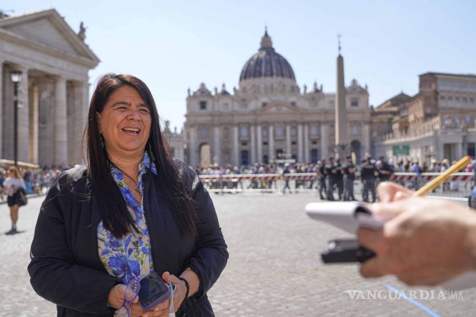 $!La periodista peruana Paola Margot Ugaz Cruz habla cerca de la Plaza de San Pedro, en el Vaticano.