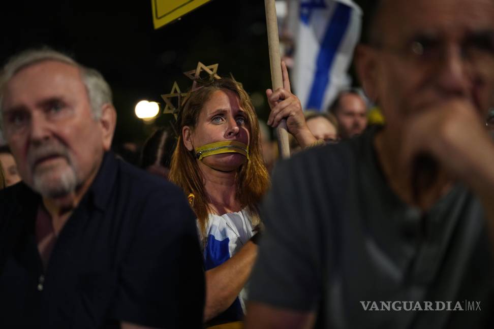 $!Personas en una manifestación para exigir la devolución de los cuerpos de los rehenes secuestrados por Hamás que aún se encuentran en la Franja de Gaza.