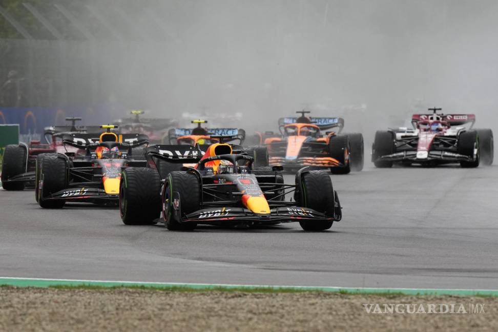$!El piloto de Red Bull, Max Verstappen, de los Países Bajos, lidera durante el Gran Premio de F1 de Emilia Romagna, en el circuito de Enzo y Dino Ferrar.