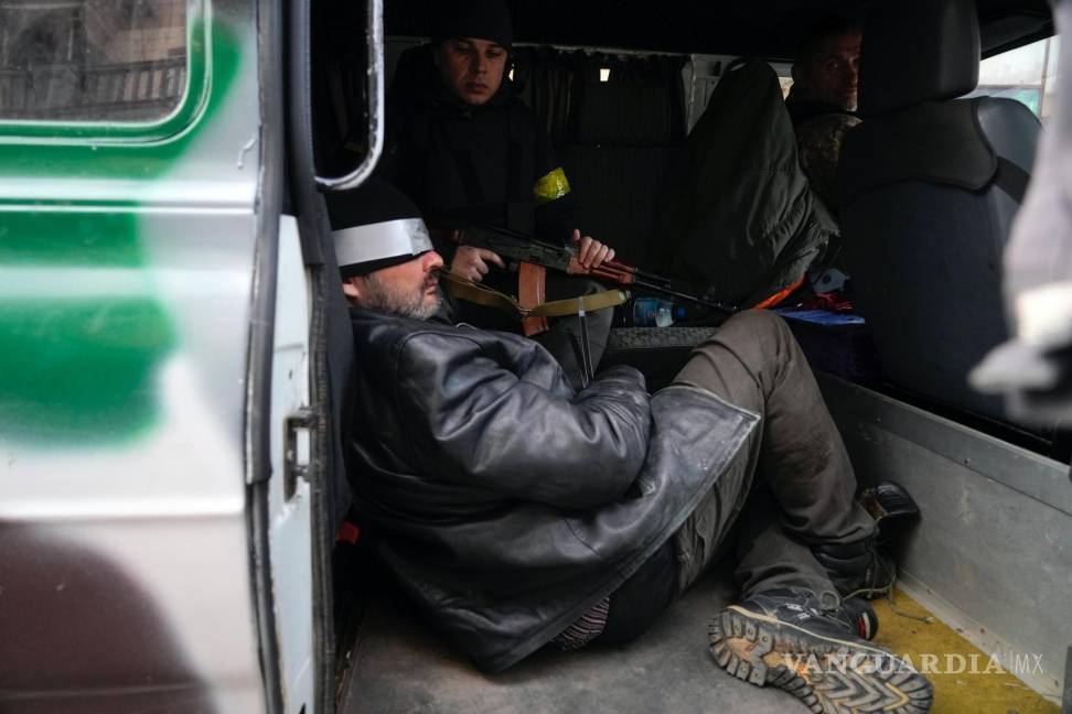 $!Soldados ucranianos escoltan a un supuesto agente ruso en Kiev, Ucrania, el 27 de febrero de 2022.