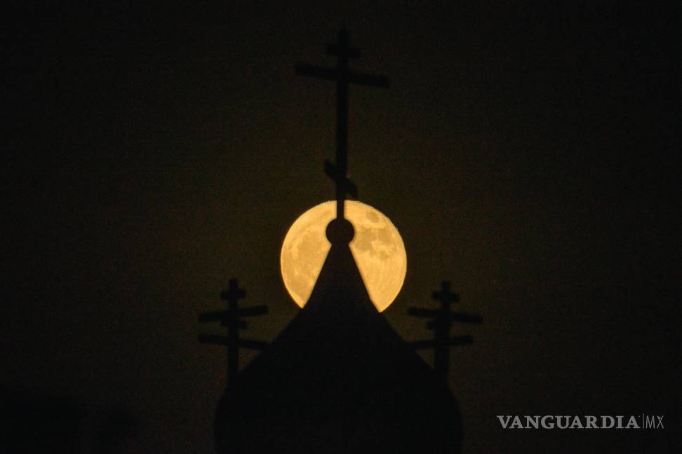 $!La Luna se eleva detrás de la Catedral Ortodoxa Rusa de la Santa Transfiguración en Los Ángeles,California. Durante el fenómeno conocido como la “Luna de Fresa”.
