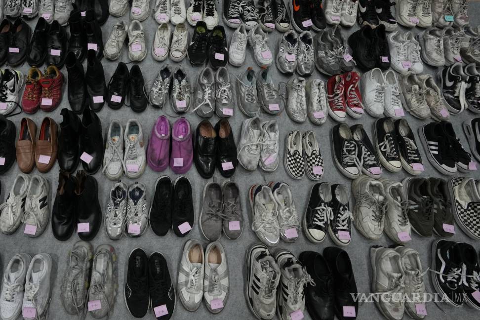 $!Unos 250 pares de zapatos en el gimnasio son parte de una gran colección de artículos abandonados encontrados en Itaewon luego de la tragedia