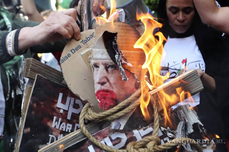 $!Manifestantes palestinos queman una fotografía del presidente estadounidense Joe Biden, en una protesta en solidaridad con el pueblo de Gaza, en el Líbano.