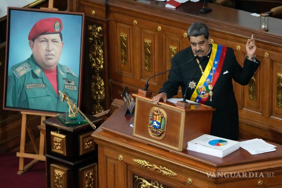 $!Junto a un retrato del fallecido presidente Hugo Chávez, el presidente venezolano Nicolás Maduro pronuncia su discurso ante legisladores en la Asamblea Nacional.