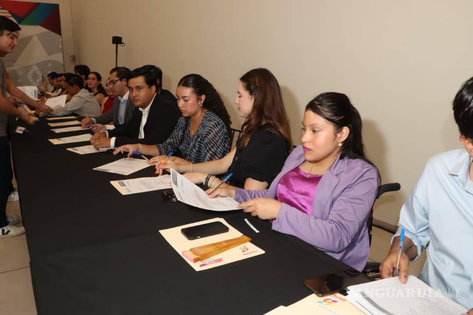 $!Jóvenes de distintas instituciones educativas asumieron el compromiso de ser la voz de su generación en Saltillo.