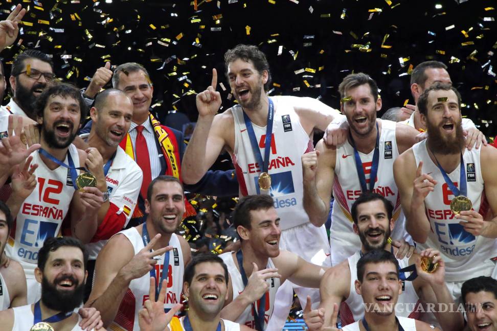 $!Pau Gasol (centro) celebra con sus compañeros de la selección de España tras ganar el campeonato europeo de baloncesto, el domingo 20 de septiembre de 2015, en Lille, Francia. AP Foto/Michel Euler