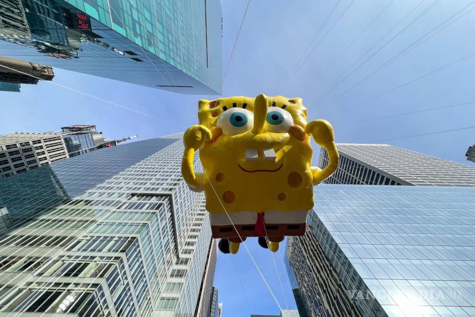 $!El globo de Bob Esponja flota a lo largo de 6th Ave. durante el Desfile del Día de Acción de Gracias de Macy’s en Nueva York. AP/Eduardo Munoz Alvarez