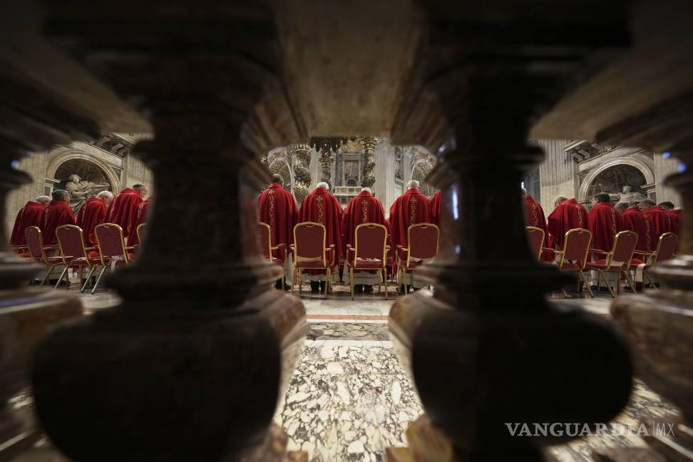 $!Cardenales asisten a una misa en el quinto de los nueve días de luto por el difunto papa Francisco, en la Basílica de San Pedro del Vaticano.