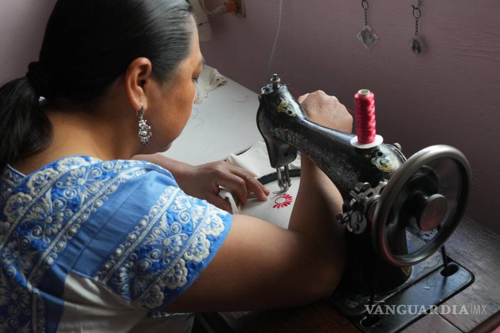 $!Virginia Verónica Arce, diseñadora de algunos de los bordados tradicionales que ha lucido Claudia Sheinbaum, trabaja en casa enSan Isidro Buen Suceso.
