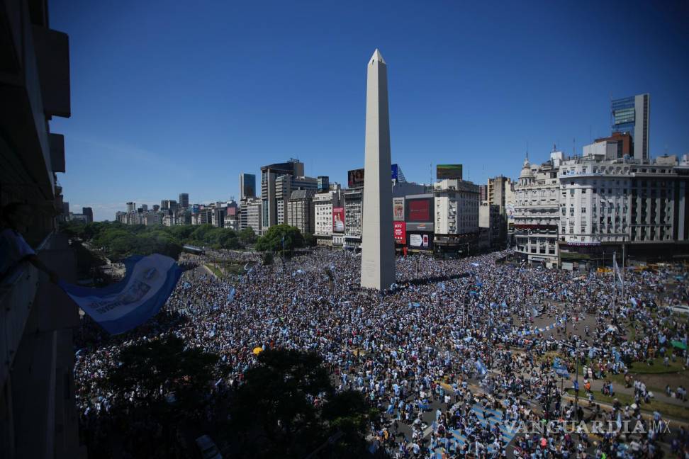 $!Los fanáticos del fútbol argentino celebran la victoria de su equipo en la Copa Mundial sobre Francia, en Buenos Aires, Argentina.