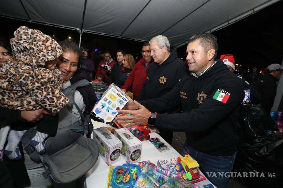 $!La caravana de la Policía de Saltillo ya se ha vuelto una tradición que esperan con ansias los pequeñines de la ciudad.