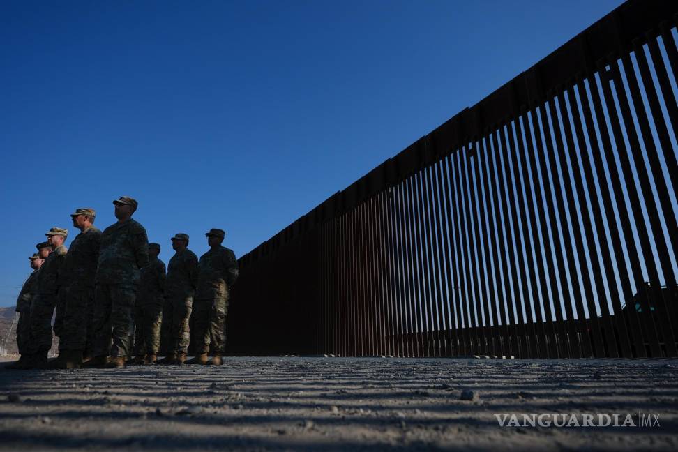 $!Miembros de la Guardia Nacional de California cerca del Puerto de Entrada de Otay, junto a la frontera con México, el 5 de diciembre de 2024 en San Diego.