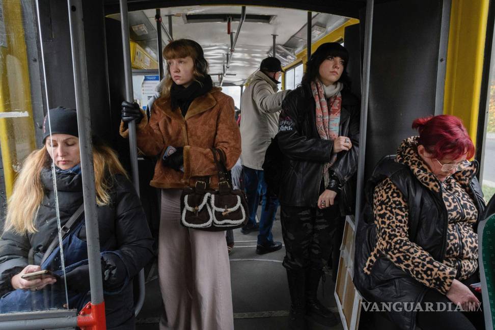 $!Mujeres viajan en un tranvía en Lviv, Ucrania, el lunes 11 de noviembre de 2024.