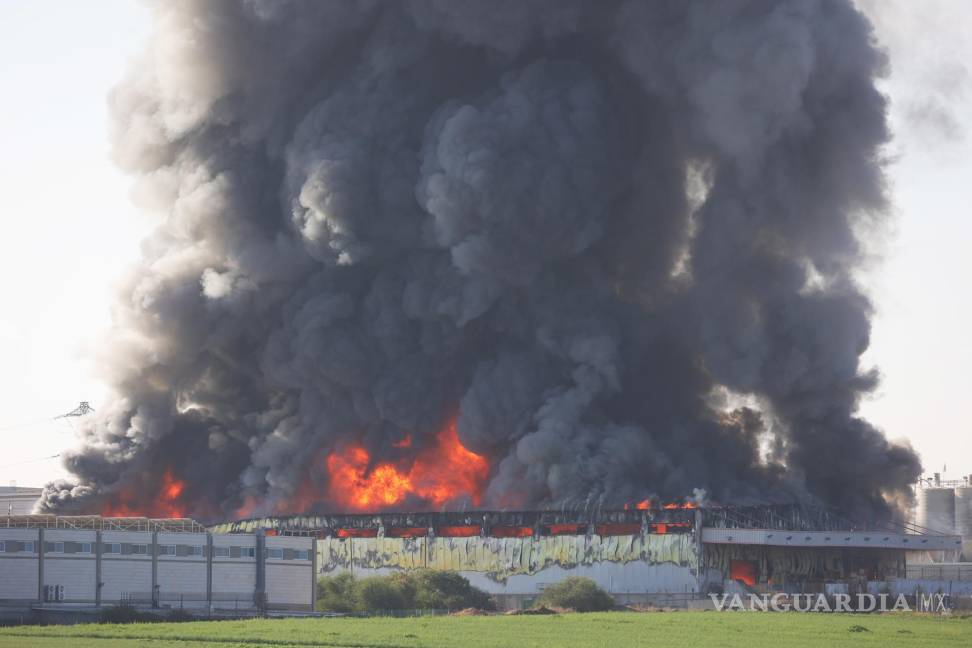 $!Una estructura en llamas tras un impacto directo en la ciudad israelí de Gedera tras el lanzamiento de cohetes desde Gaza, el 7 de octubre de 2023.