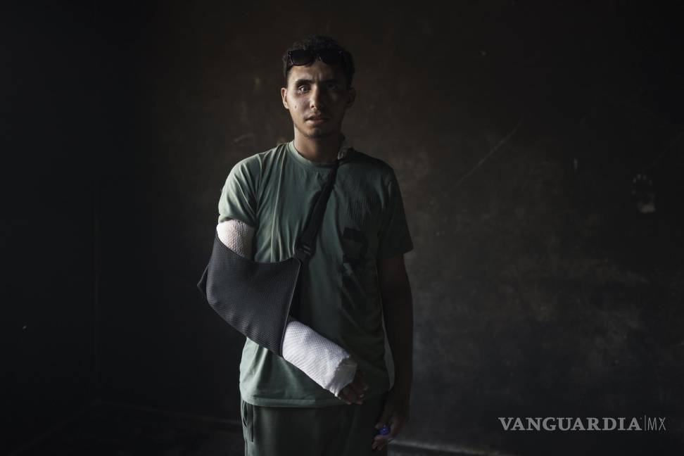 $!Mohamed Al Masri, que resultó herido en la reciente guerra de 11 días entre Israel y Hamas, el grupo que controla Gaza, posa para una foto en su casa de Beit Hanoun, en el norte de la Franja de Gaza, el domingo 20 de junio de 2021. AP/Felipe Dana