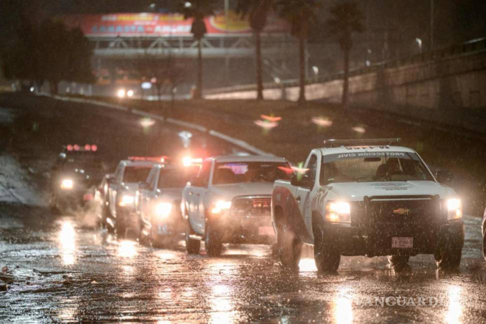 $!Elementos de Protección Civil, Bomberos y Policía Municipal realizan recorridos preventivos ante las bajas temperaturas y el posible congelamiento de vialidades.