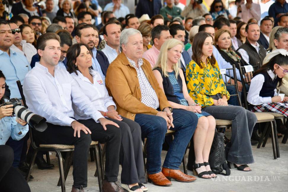 $!Ciudadanos de los 38 municipios participaron con recuerdos y mensajes personales en la cápsula del tiempo.