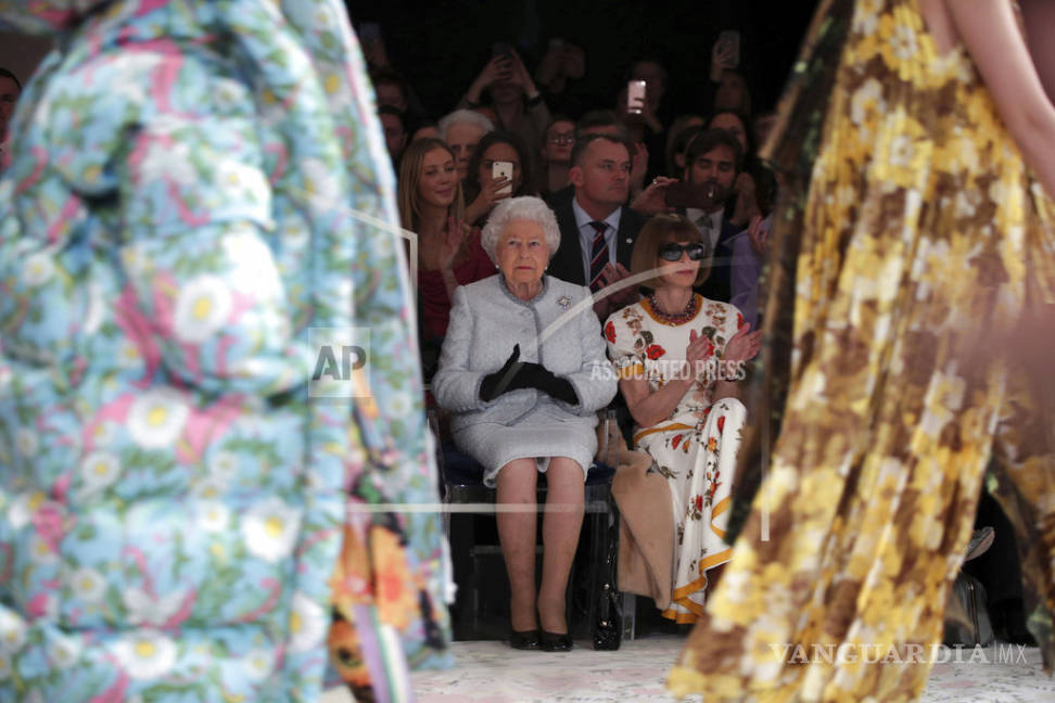 $!La reina Isabel II asiste por 1ra vez a la Semana de la Moda