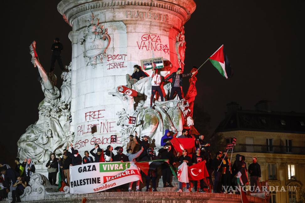 $!Personas con banderas palestinas gritaron consignas en la “Place de la Republique” en una manifestación para apoyar al pueblo palestino, en París.