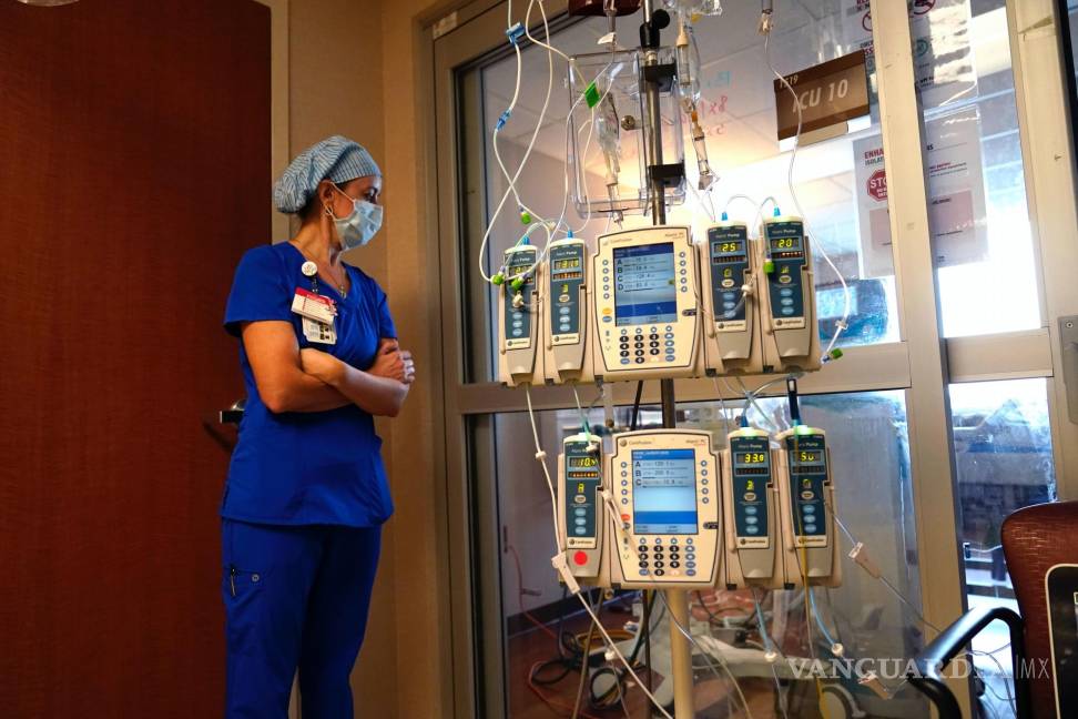$!En esta fotografía del 17 de agosto de 2021, la coordinadora de enfermería Beth Springer observa la habitación de un paciente en una ala para COVID-19 del Centro Médico Willis-Knighton en Shreveport, Luisiana. AP/Gerald Herbert