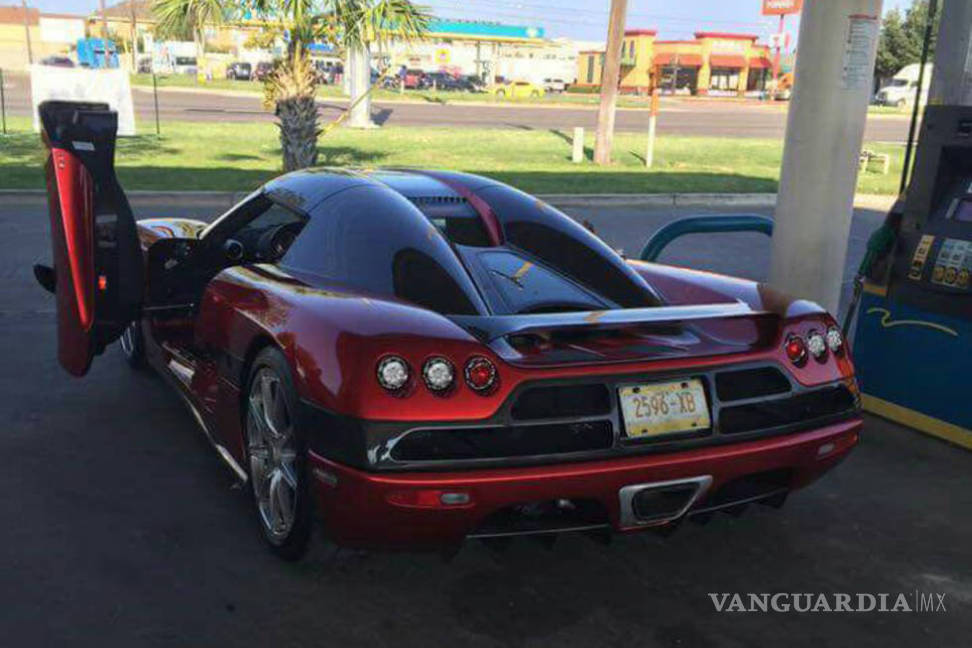 $!Destrozan presuntos empleados de la Presidencia de la República auto de lujo en Nuevo Laredo