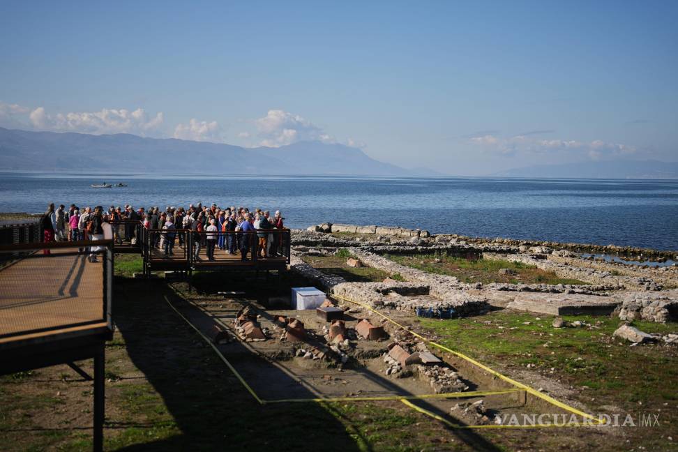 $!Peregrinos franceses observan las excavaciones arqueológicas de la antigua basílica cristiana de San Neófito, de la época bizantina, en Iznik, Turquía.