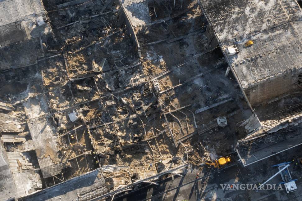 Rescatistas buscan víctimas en centro comercial ucraniano bombardeado por Rusia