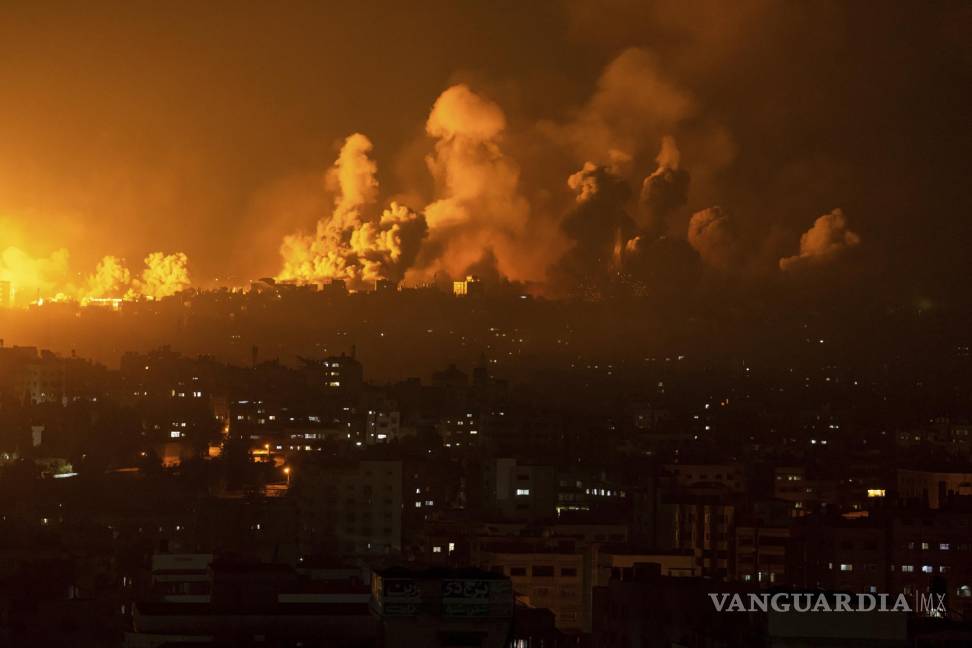 $!Un ataque aéreo israelí causa fuego y humo en la Ciudad de Gaza, el 8 de octubre de 2023.