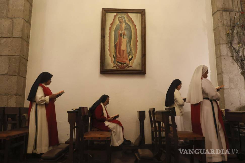 $!Desde la izquierda, las hermanas María Auxiliadora Estrada, María Inés Maldonado, Patricia Marín y María de Jesús Frayle, asisten a misa.