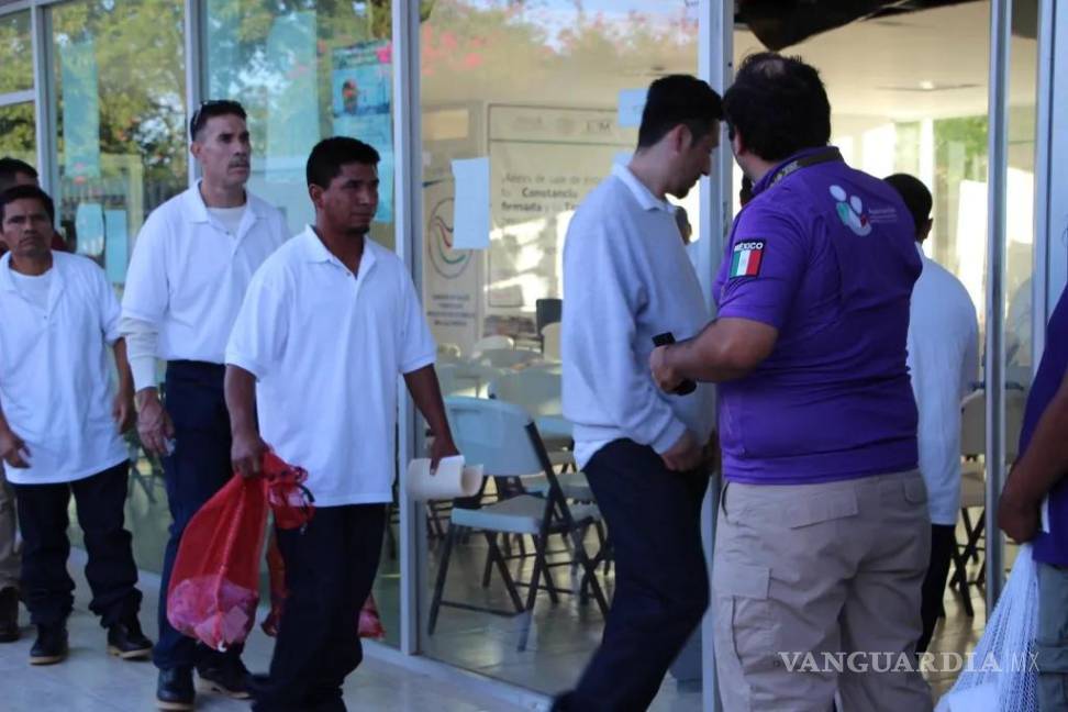 $!En la imagen se observa a mexicanos ingresando a su país tras su deportación desde Estados Unidos.